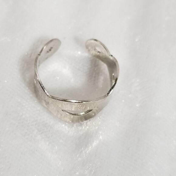 Sarah silver tone crisscross adjustable ring  1.1464 - Picture 1 of 4